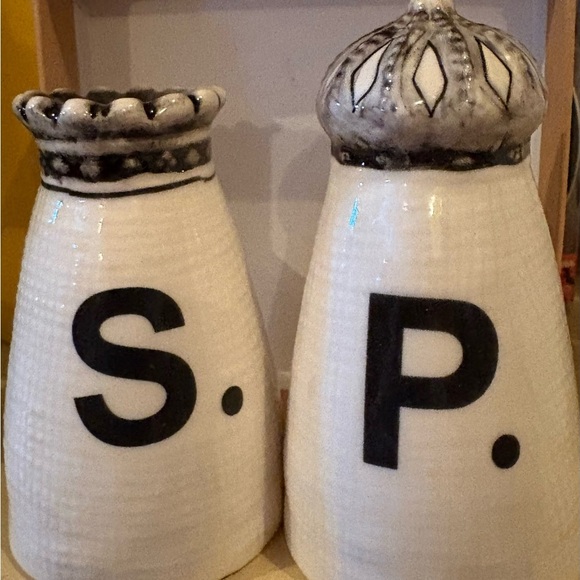Rae Dunn Crown Salt and Pepper Shakers - Picture 2 of 3